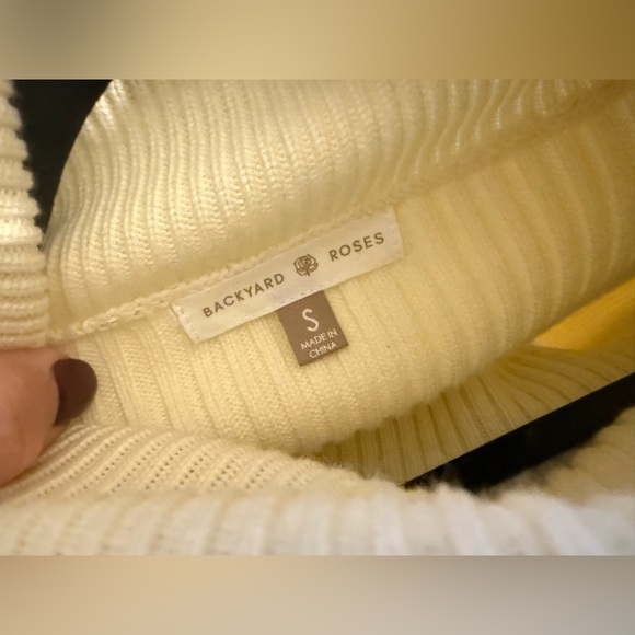 Backyard Roses Hannah Sweater Size Small NWT - Picture 9 of 10